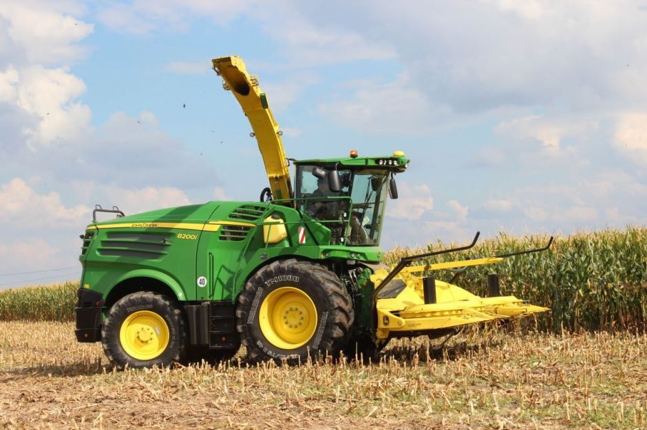 john_deere_8300_kormouborochnyj_kombajn